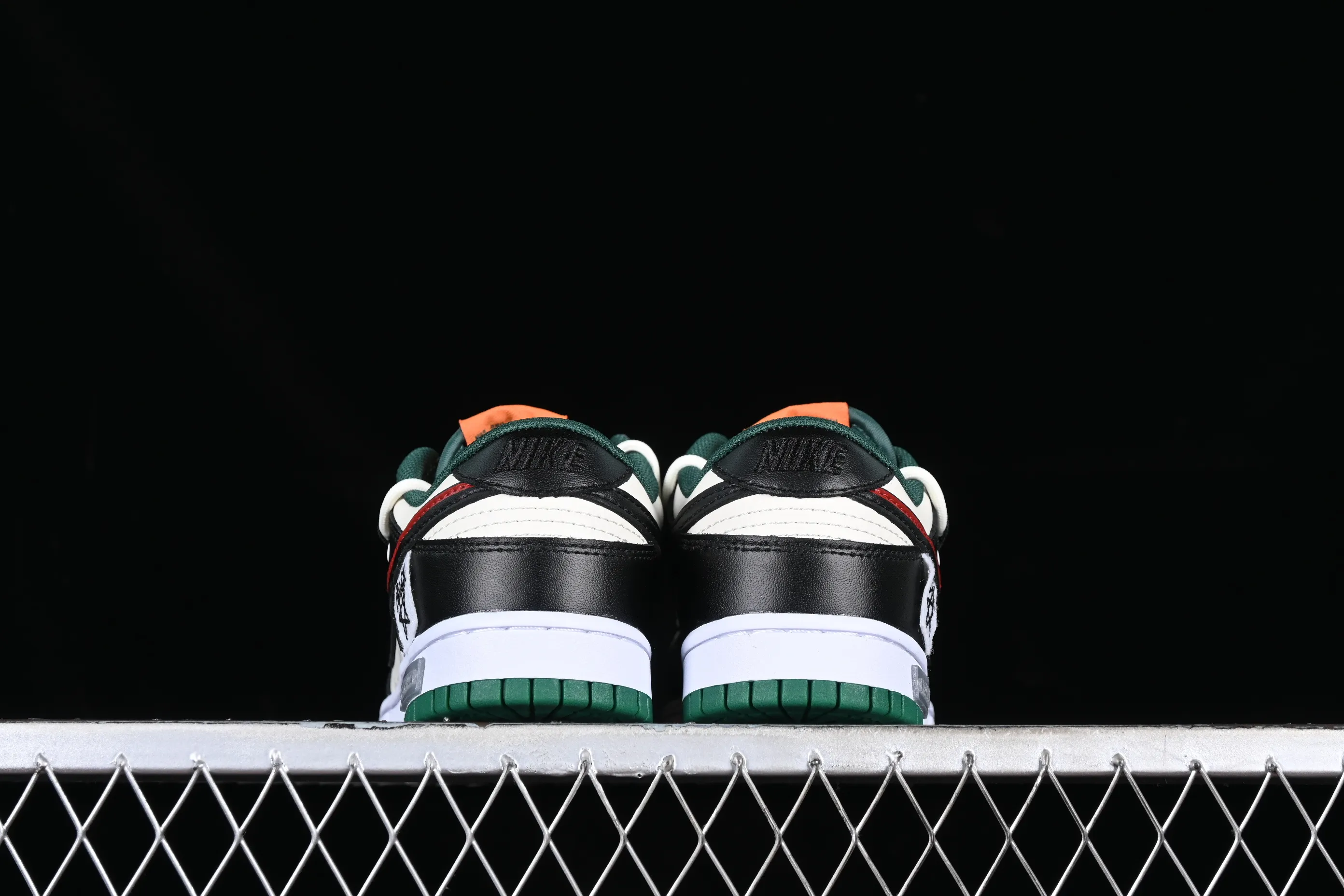 All Categories Nk SB Dunk Series Nk SB Dunk Low Low-top sneakers Nk Dunk Low Panda Prank-Sliding Track Cracked Skateboarder SB Strappy Low-top Casual Shoes DD1391-300